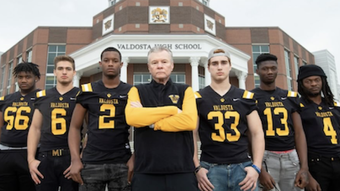 نقد و بررسی سریال برنامه تلویزیونی دبیرست...(2021) | چی‌بینو