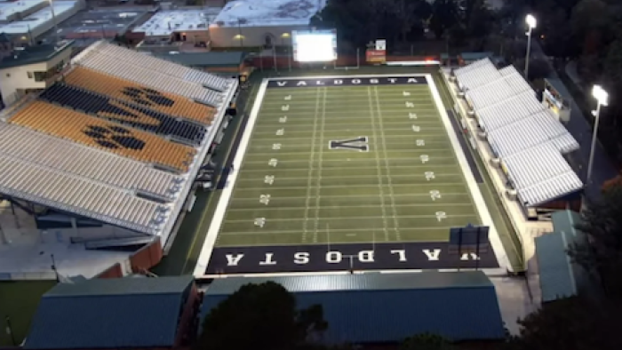 نقد و بررسی سریال برنامه تلویزیونی دبیرست...(2021) | چی‌بینو