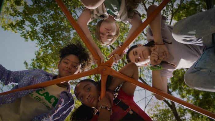 نقد و بررسی فیلم گذراندن تابستان محصول سال 2022 | چی‌بینو