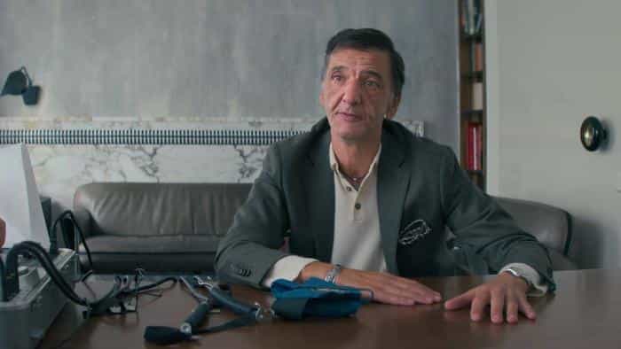 نقد و بررسی فیلم ارباب کلاهبرداری محصول سال 2021 | چی‌بینو