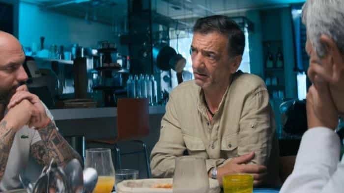 نقد و بررسی فیلم ارباب کلاهبرداری محصول سال 2021 | چی‌بینو