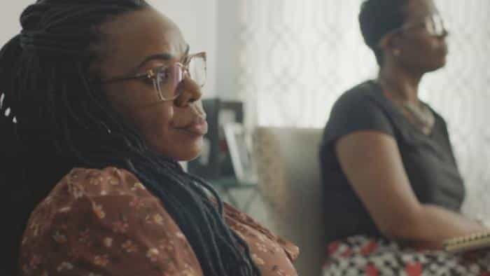 نقد و بررسی سریال سیاه و مفقود محصول سال 2021 | چی‌بینو