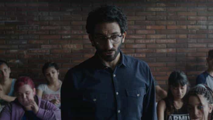 نقد و بررسی فیلم معلم جایگزین محصول سال 2022 | چی‌بینو