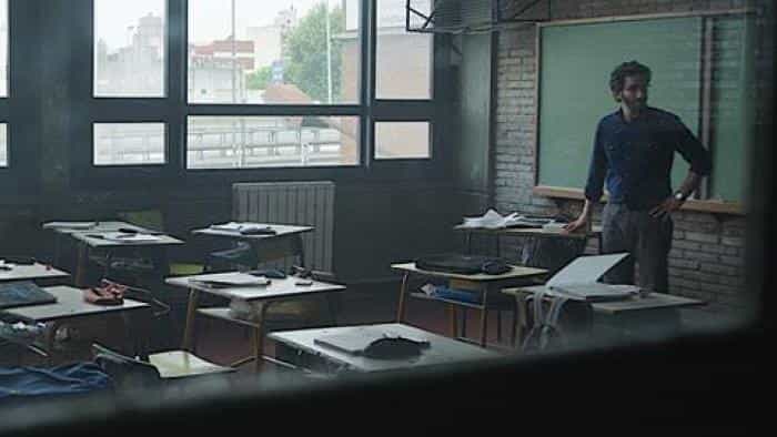 نقد و بررسی فیلم معلم جایگزین محصول سال 2022 | چی‌بینو