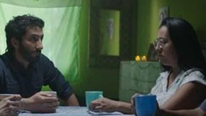نقد و بررسی فیلم معلم جایگزین محصول سال 2022 | چی‌بینو