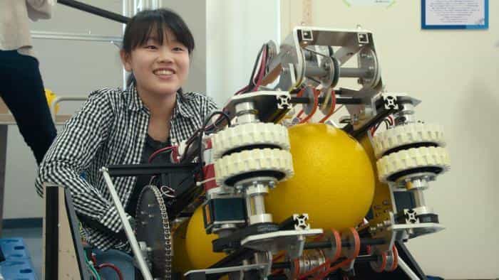 نقد و بررسی فیلم بیشتر از ربات‌ها محصول سال 2022 | چی‌بینو