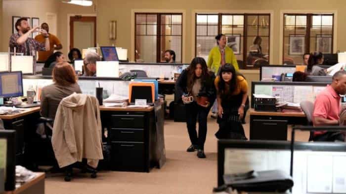 نقد و بررسی سریال هنوز نمرده ام محصول سال 2023 | چی‌بینو