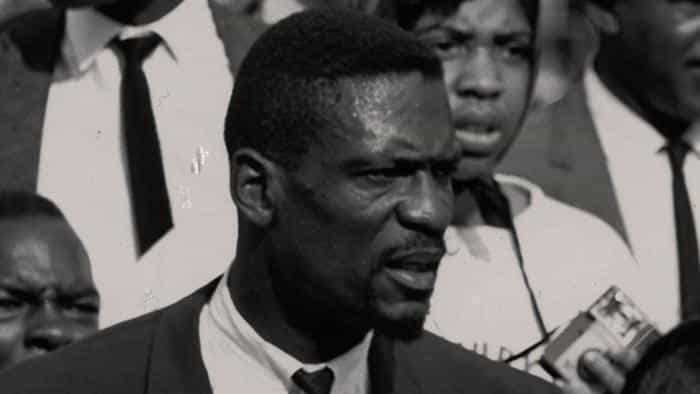 نقد و بررسی سریال بیل راسل: اسطوره محصول سال 2023 | چی‌بینو