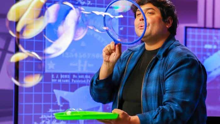 نقد و بررسی سریال اختراعات تاریخ‌ساز (2022) | چی‌بینو