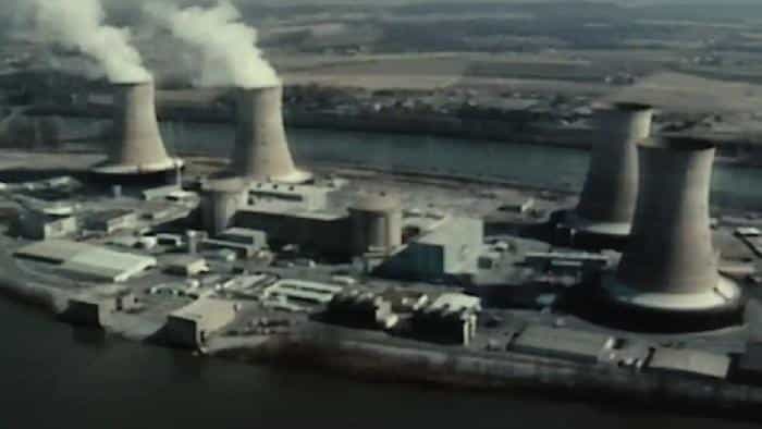 نقد و بررسی سریال ذوب شدن: جزیره سه مایل (2022) | چی‌بینو