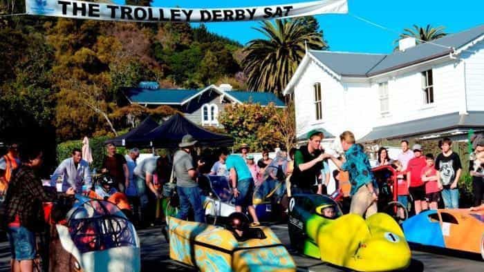 نقد و بررسی فیلم مسابقات سگ‌دوانی دربی (2012) | چی‌بینو