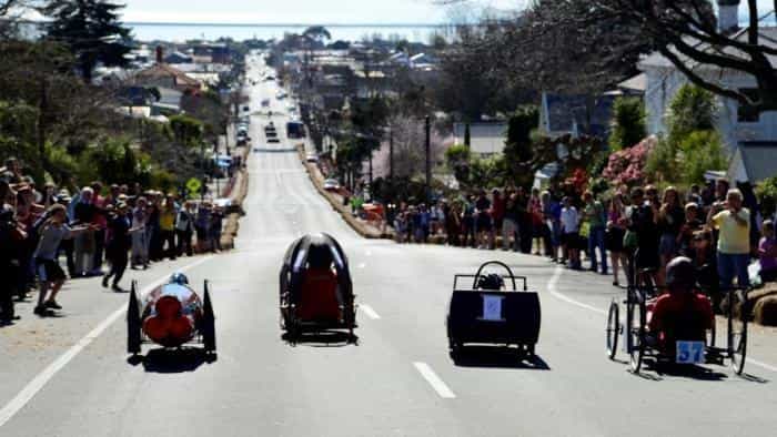 نقد و بررسی فیلم مسابقات سگ‌دوانی دربی (2012) | چی‌بینو