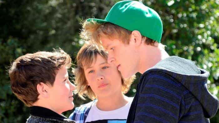 نقد و بررسی فیلم مسابقات سگ‌دوانی دربی (2012) | چی‌بینو