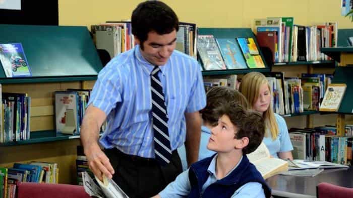 نقد و بررسی فیلم مسابقات سگ‌دوانی دربی (2012) | چی‌بینو