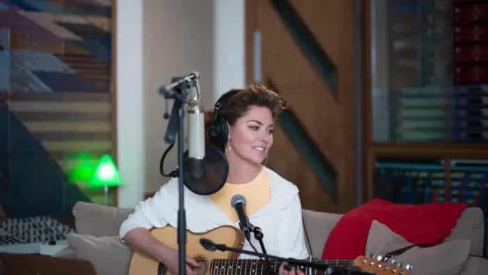 نقد و بررسی فیلم دختری که فراتر از تصورات است (2022)