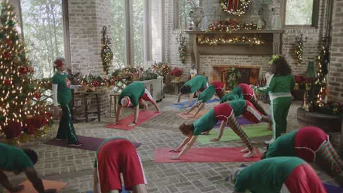 نقد و بررسی فیلم کمپ آموزشی کریسمس محصول سال 2022 | چی‌بینو