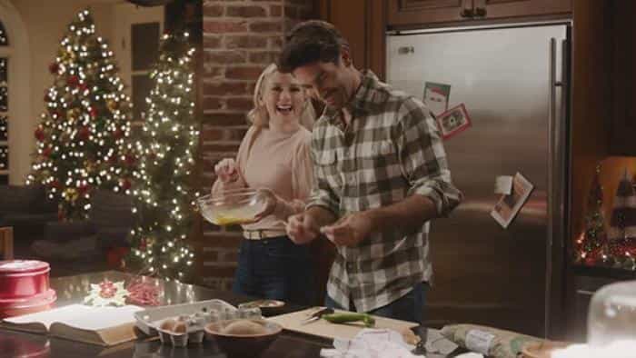 نقد و بررسی فیلم کمپ آموزشی کریسمس محصول سال 2022 | چی‌بینو