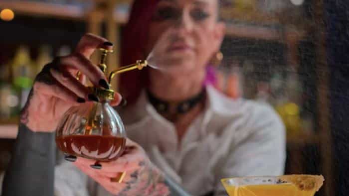 نقد و بررسی سریال متخصصان نوشیدنی محصول سال 2022 | چی‌بینو