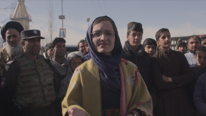 نقد و بررسی فیلم در دستانش محصول سال 2022 | چی‌بینو