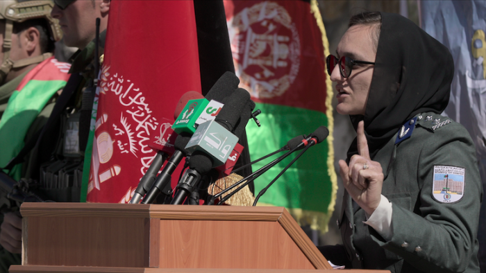 نقد و بررسی فیلم در دستانش محصول سال 2022 | چی‌بینو