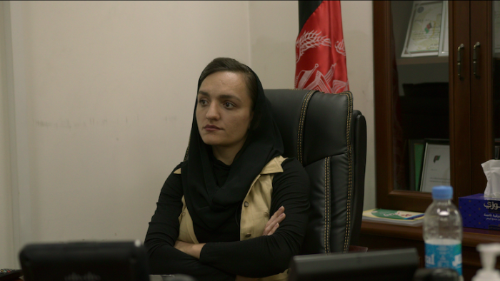 نقد و بررسی فیلم در دستانش محصول سال 2022 | چی‌بینو