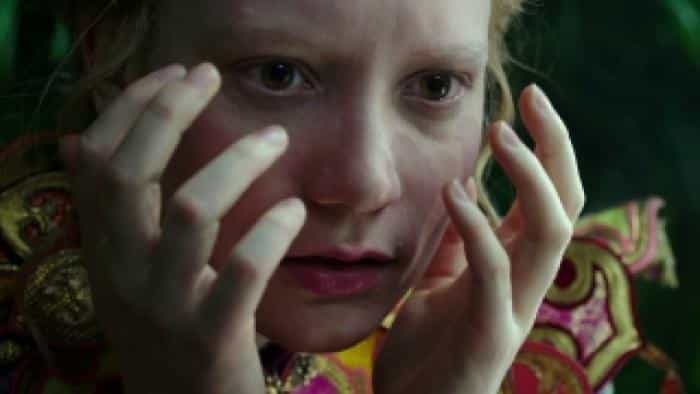 نقد و بررسی فیلم الیس در آن سوی آینه (2016) | چی‌بینو