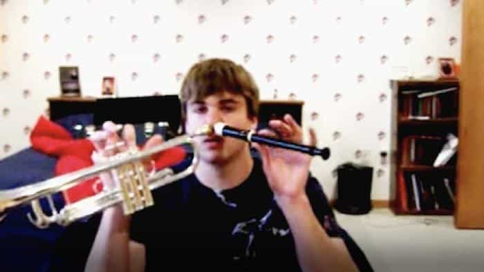 نقد و بررسی سریال کاملا عجیب و خنده دار (2023) | چی‌بینو