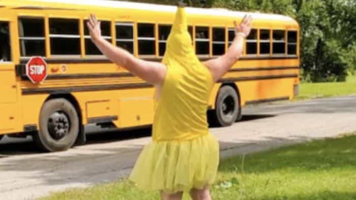 نقد و بررسی سریال کاملا عجیب و خنده دار (2023) | چی‌بینو