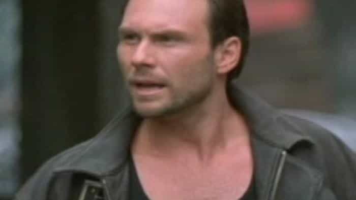 نقد و بررسی سریال تنها در تاریکی محصول سال 2023 | چیبینو