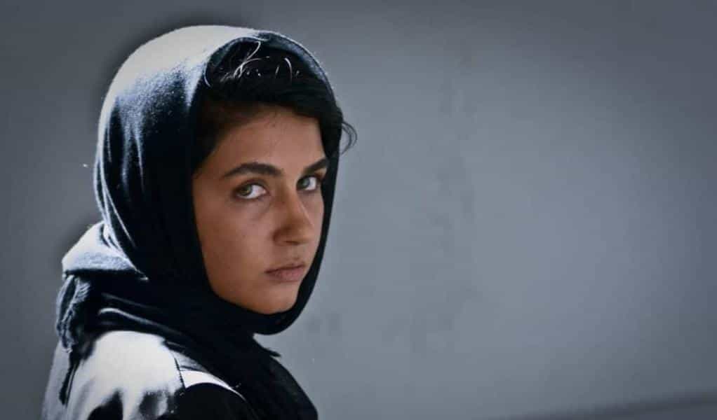 نقد و بررسی فیلم زنبور کارگر محصول سال 2020 | چی‌بینو