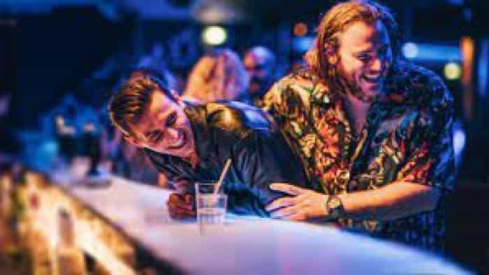 نقد و بررسی فیلم آجر طلا محصول سال 2023 | چی‌بینو