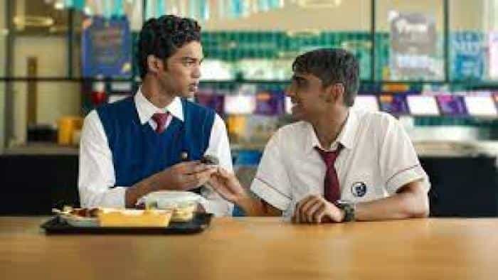 نقد و بررسی فیلم برنامه شب جمعه محصول سال 2023 | چی‌بینو