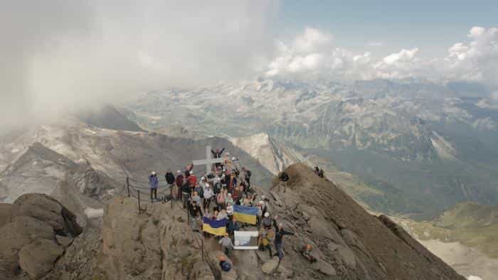 نقد و بررسی فیلم اردوگاه شجاعت محصول سال 2023 | چی‌بینو