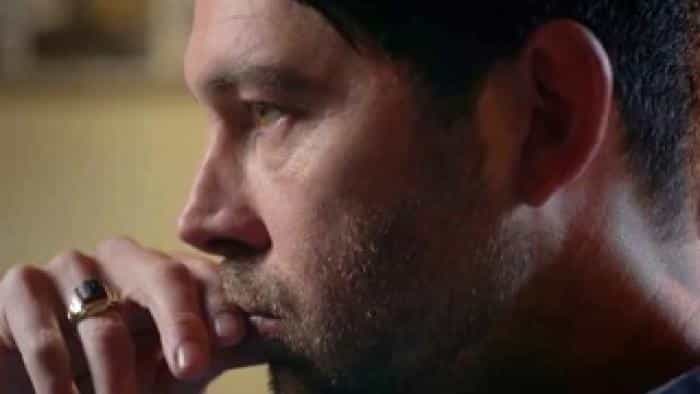 نقد و بررسی سریال کلاهبرداری گروه‌های پسرانه (2024)