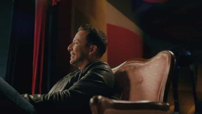 نقد و بررسی سریال کلاهبرداری گروه‌های پسرانه (2024)