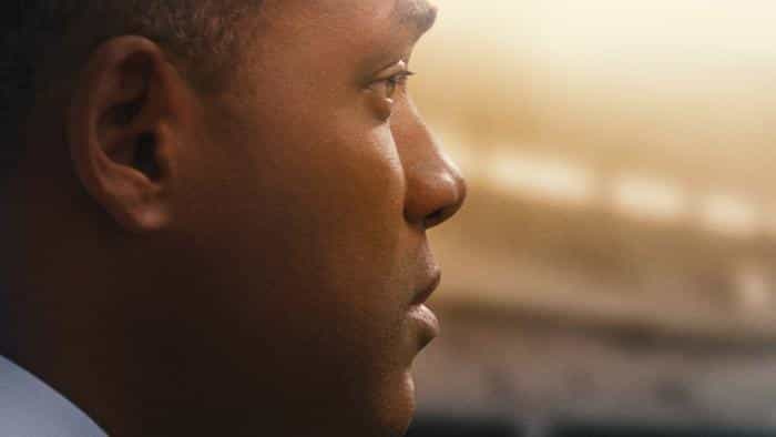 نقد و بررسی فیلم ضربه مغزی محصول سال 2015 | چی‌بینو