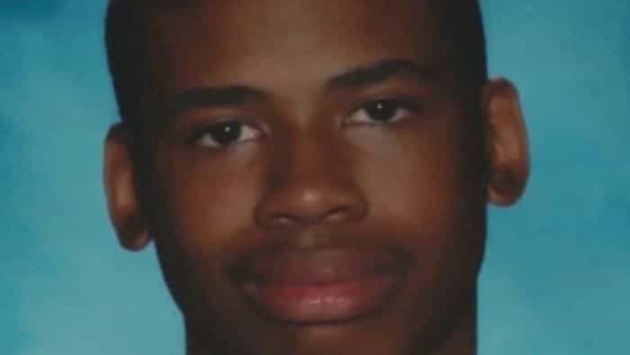 نقد و بررسی فیلم سه و نیم دقیقه، ده گلوله (2015) | چی‌بینو