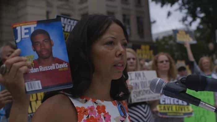 نقد و بررسی فیلم سه و نیم دقیقه، ده گلوله (2015) | چی‌بینو