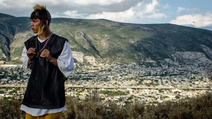نقد و بررسی فیلم «من دیگر اینجا نیستم» (2019) | چی‌بینو