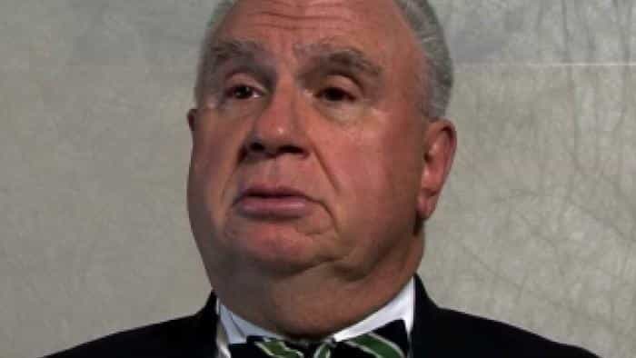 نقد و بررسی فیلم مرد با دستمال قرمز محصول سال 2017 | چیبینو