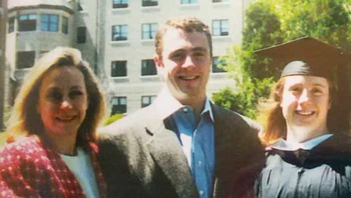 نقد و بررسی فیلم مرد با دستمال قرمز محصول سال 2017 | چیبینو