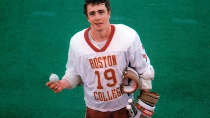 نقد و بررسی فیلم مرد با دستمال قرمز محصول سال 2017 | چیبینو