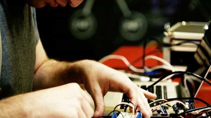 نقد و بررسی سریال سازندگان برتر آمریکا (2016) | چی‌بینو