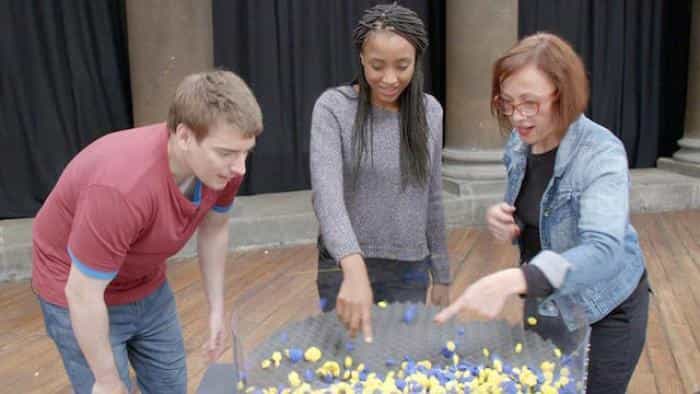 نقد و بررسی سریال استیون هاوکینگ نابغه (2016) | چی‌بینو