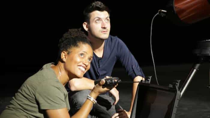 نقد و بررسی سریال استیون هاوکینگ نابغه (2016) | چی‌بینو