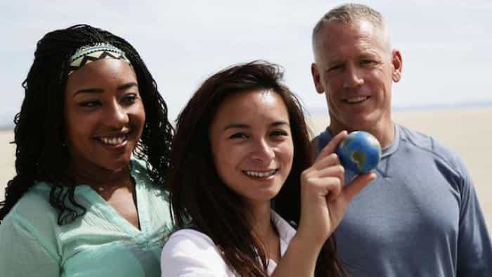 نقد و بررسی سریال استیون هاوکینگ نابغه (2016) | چی‌بینو