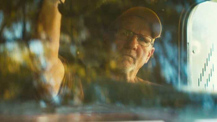 نقد و بررسی فیلم سگ‌های خورشیدی محصول سال 2017 | چی‌بینو