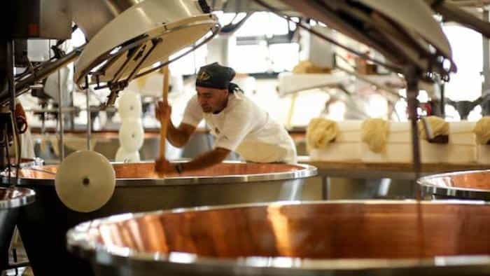 نقد و بررسی فیلم زیر عمامه محصول سال 2016 | چی‌بینو