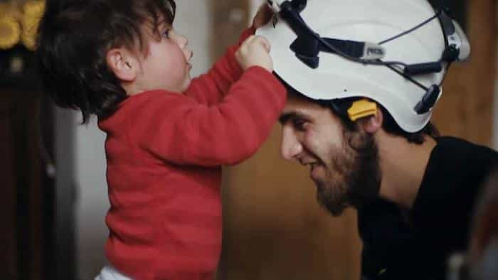 نقد و بررسی فیلم کلاه‌سفیدها محصول سال 2016 | چی‌بینو