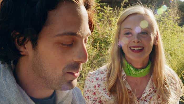 نقد و بررسی فیلم در پی نور محصول سال 2019 | چی‌بینو